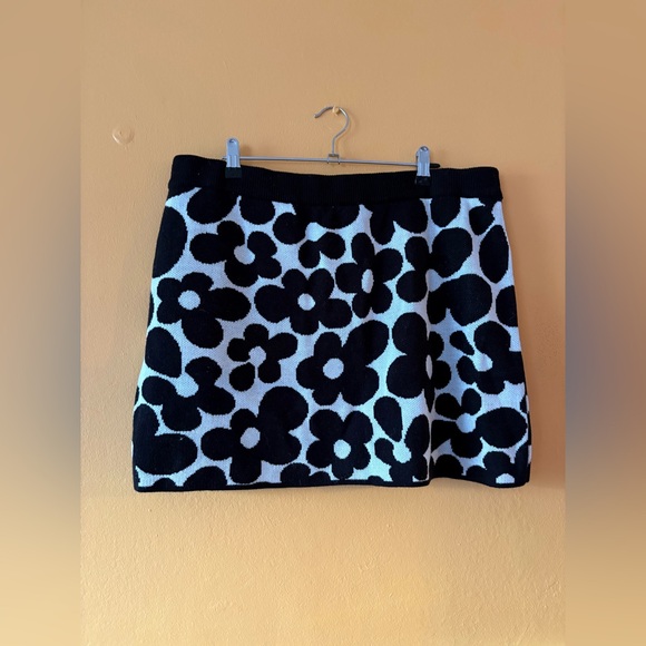 Floral Knit Skirt🐄 - Picture 2 of 3